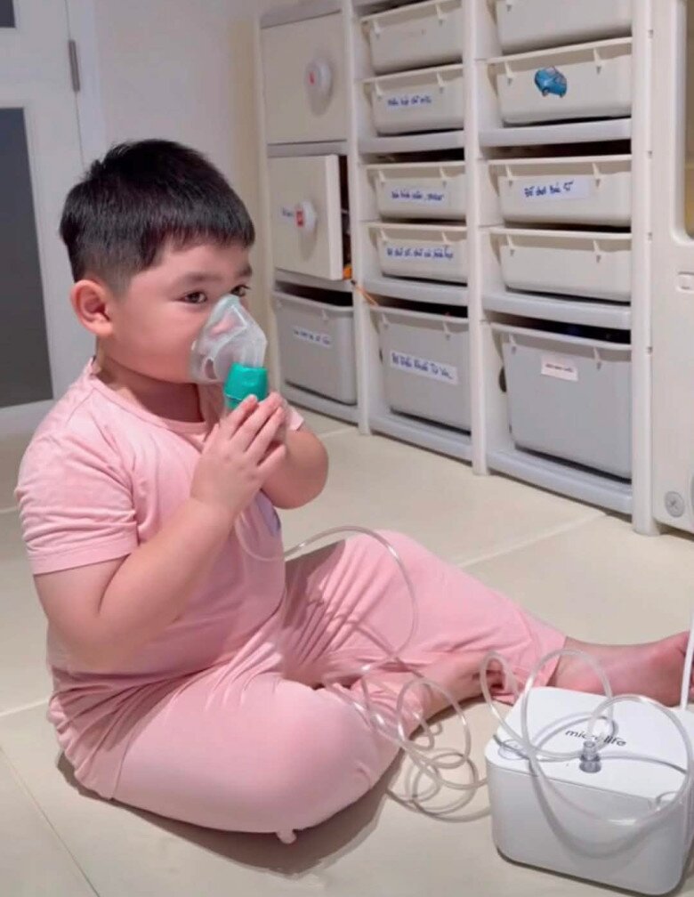 Bé Gia Khang tự cầm ống xông mũi, không quấy khóc dù bị ốm.