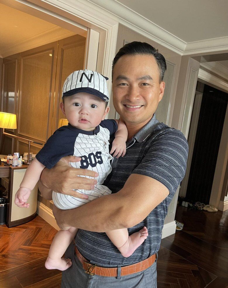 Từ khi chào đời, con trai Chi Bảo đã gây sốt nhờ ngoại hình đáng yêu.