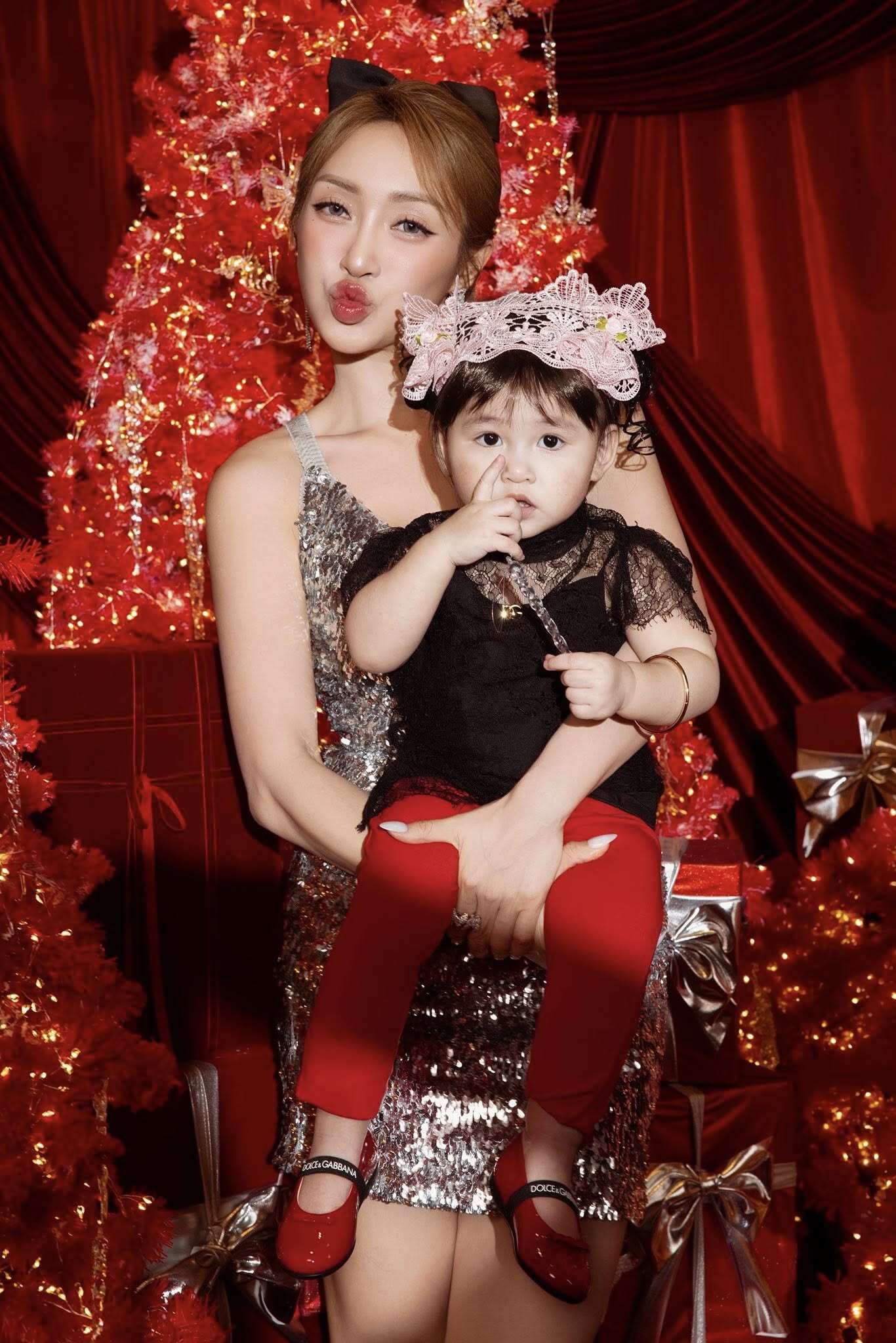 Bé Gia Linh được chăm chút quần áo chuẩn tiểu công chúa.