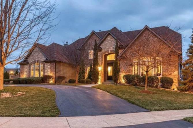 Khi “tấm lòng vàng” hóa thành siêu xe, biệt thự, sống sang chảnh ngút ngàn: Những cú Khi “tấm lòng vàng” hóa thành siêu xe, biệt thự, sống sang chảnh ngút ngàn: Những cú