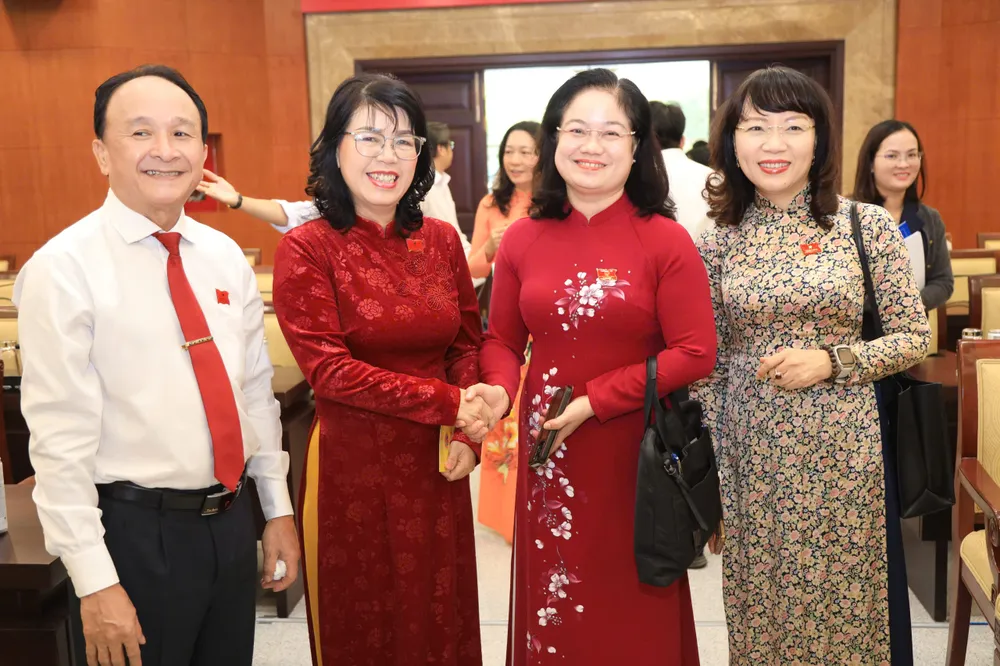 Các đại biểu trao đổi bên lề kỳ họp thường lệ cuối năm. Ảnh: NGUYỆT NHI chu-de-nam-2025-4.jpg