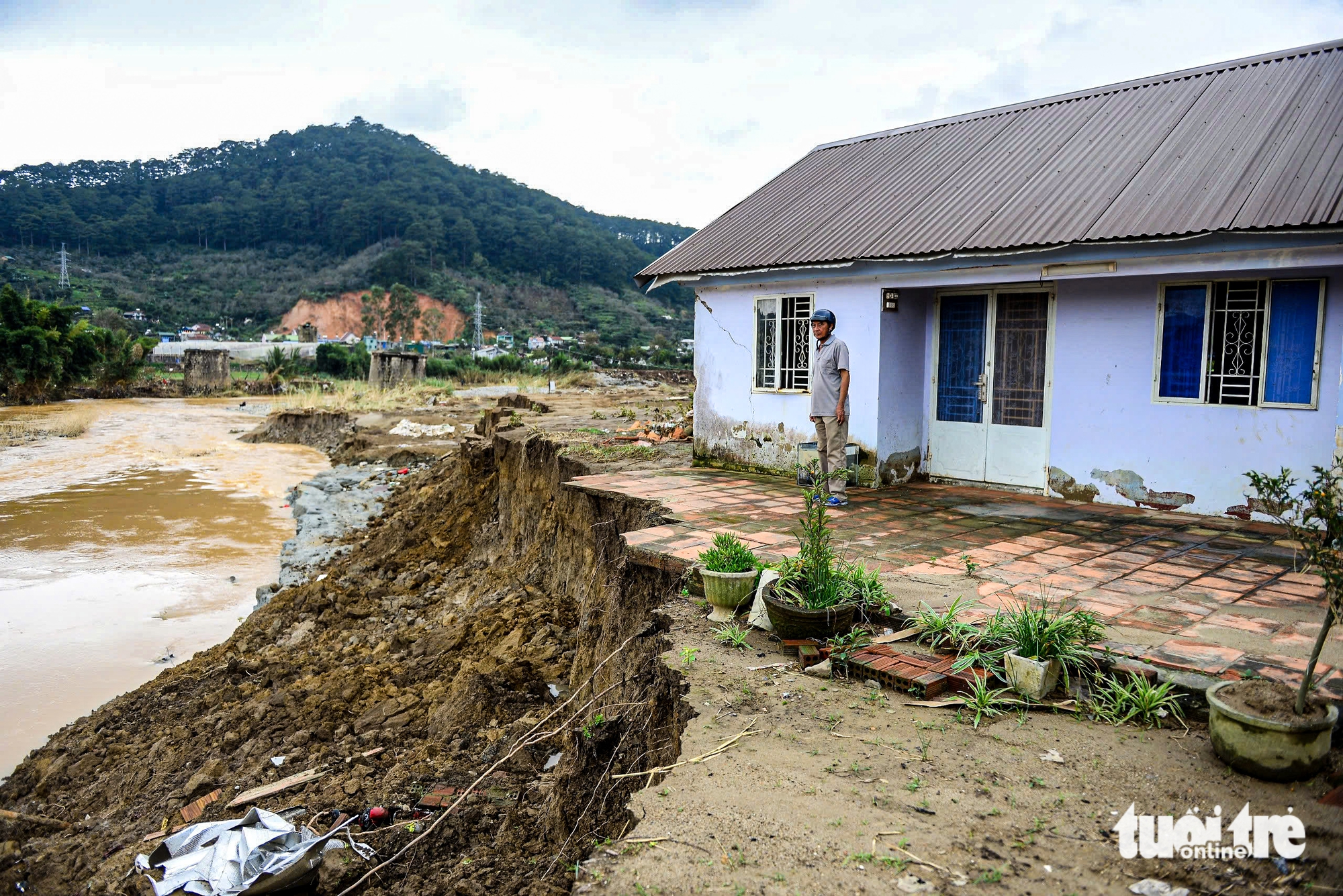 Sau lũ, nhiều nhà dân ở Đa Nhim chực chờ đổ xuống sông 2 Sau lũ, nhiều nhà dân ở Đa Nhim chực chờ đổ xuống sông - Ảnh 2.