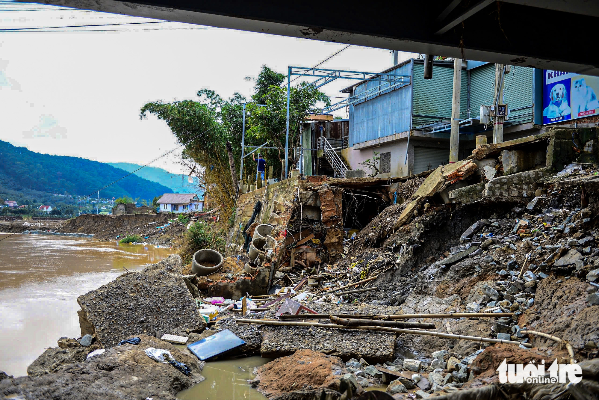 Sau lũ, nhiều nhà dân ở Đa Nhim chực chờ đổ xuống sông 3 Đa Nhim - Ảnh 3.