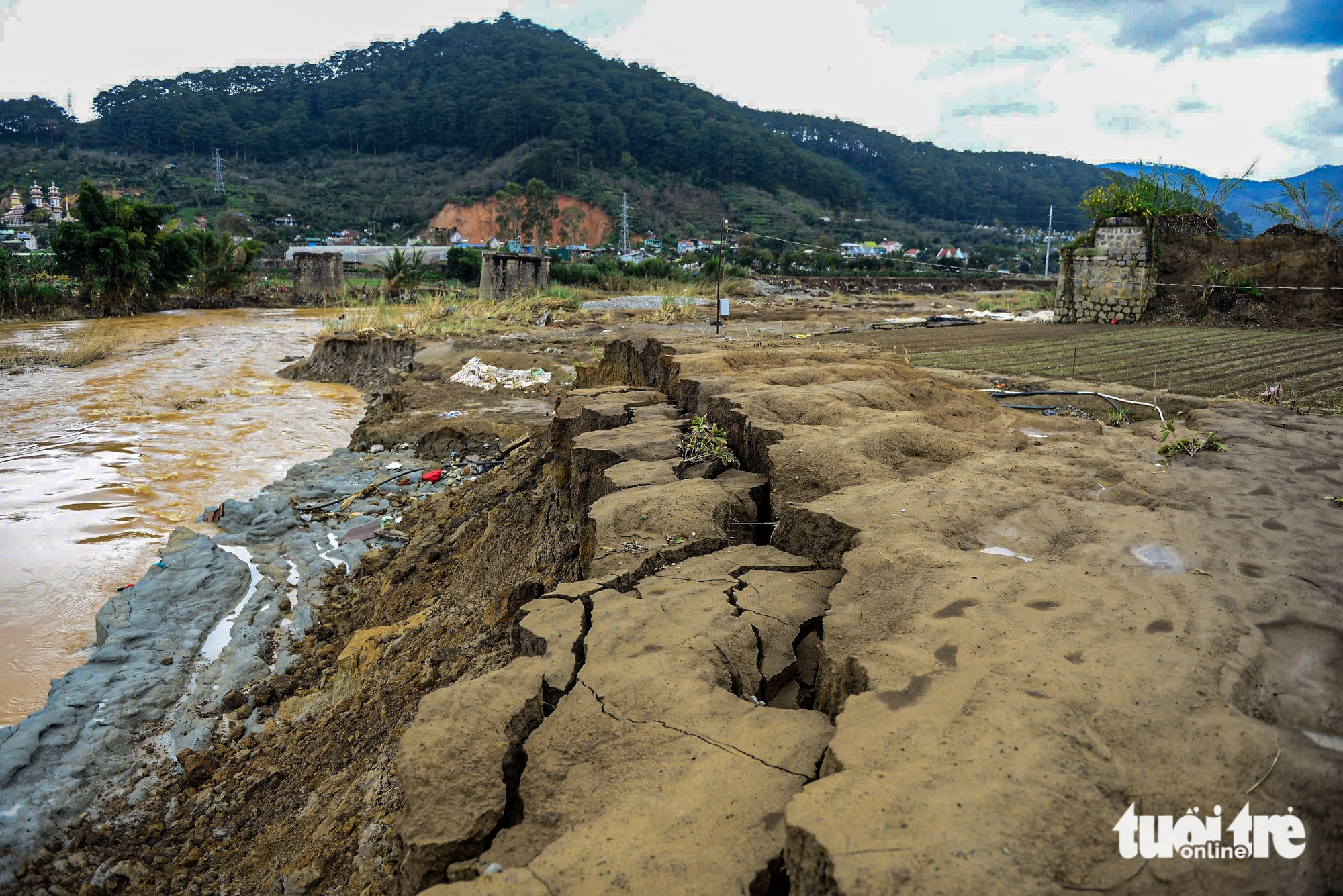 Sau lũ, nhiều nhà dân ở Đa Nhim chực chờ đổ xuống sông 4 Sau lũ, nhiều nhà dân ở Đa Nhim chực chờ đổ xuống sông - Ảnh 4.