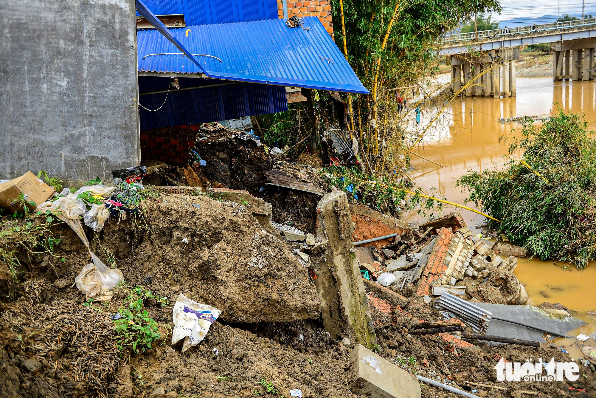 Sau lũ, nhiều nhà dân ở Đa Nhim chực chờ đổ xuống sông 5 Sau lũ, nhiều nhà dân ở Đa Nhim chực chờ đổ xuống sông - Ảnh 5.