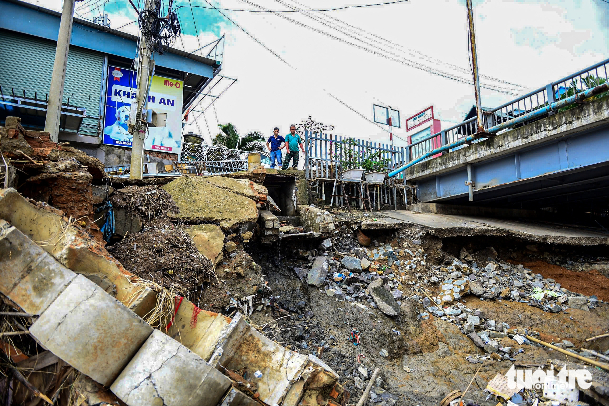 Sau lũ, nhiều nhà dân ở Đa Nhim chực chờ đổ xuống sông 6 Sau lũ, nhiều nhà dân ở Đa Nhim chực chờ đổ xuống sông - Ảnh 6.