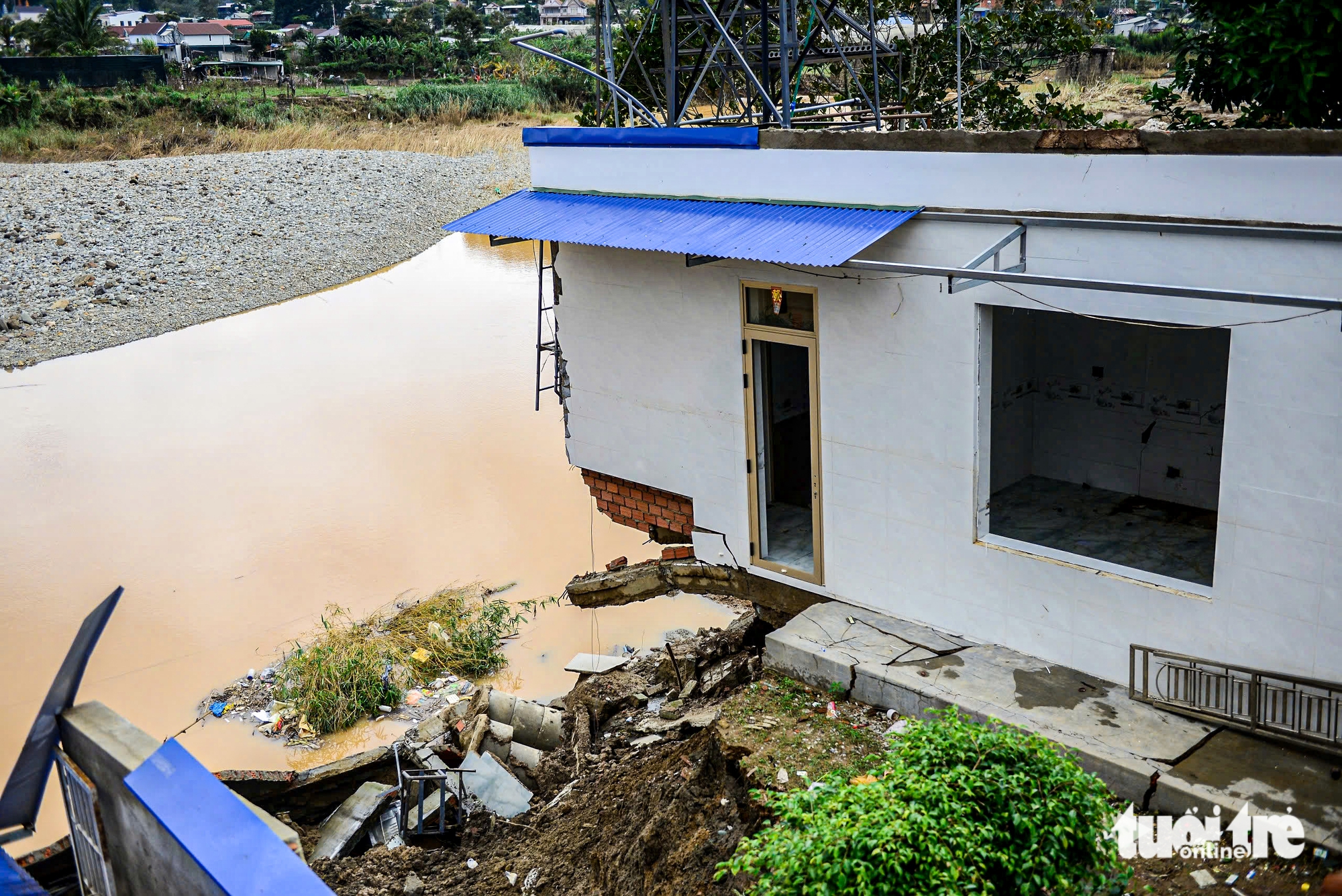 Sau lũ, nhiều nhà dân ở Đa Nhim chực chờ đổ xuống sông 7 Sau lũ, nhiều nhà dân ở Đa Nhim chực chờ đổ xuống sông - Ảnh 7.