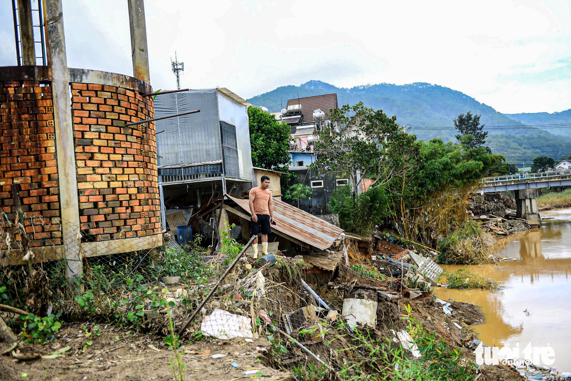 Sau lũ, nhiều nhà dân ở Đa Nhim chực chờ đổ xuống sông 8 Sau lũ, nhiều nhà dân ở Đa Nhim chực chờ đổ xuống sông - Ảnh 8.