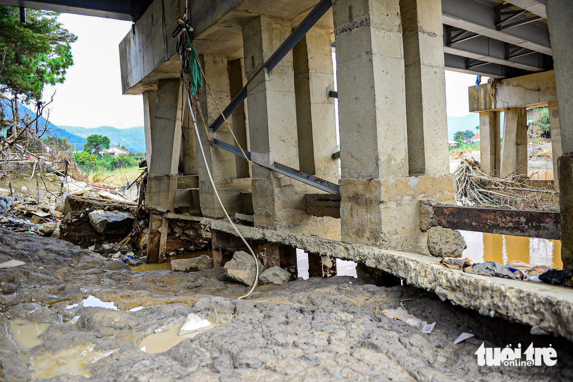 Sau lũ, nhiều nhà dân ở Đa Nhim chực chờ đổ xuống sông 9 Sau lũ, nhiều nhà dân ở Đa Nhim chực chờ đổ xuống sông - Ảnh 9.