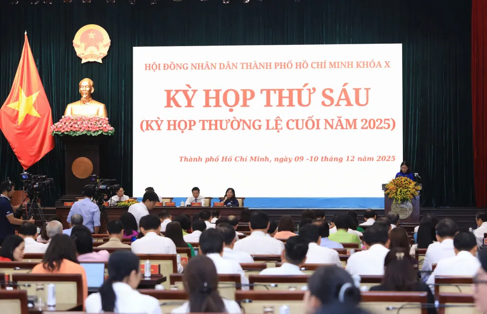 Toàn cảnh kỳ họp thường lệ HĐND TP.HCM cuối năm 2025. Ảnh: NGUYỆT NHI dong-nai-to-trinh-2.jpg