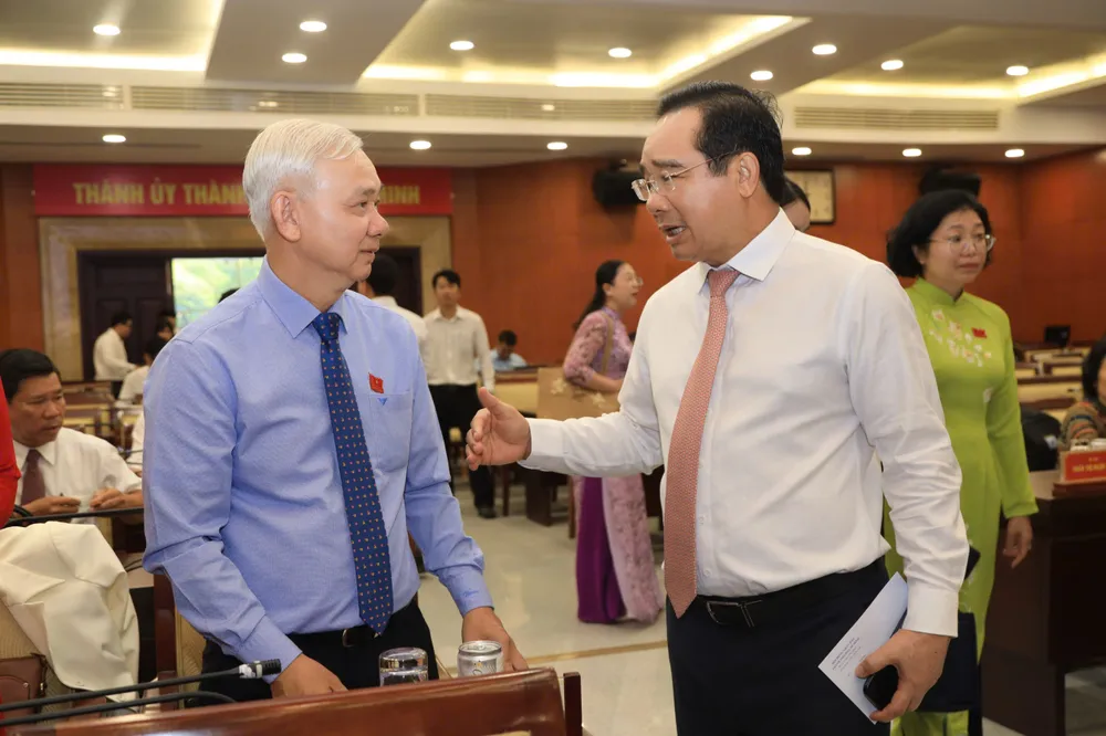 Chủ tịch UBND TP.HCM Nguyễn Văn Được trao đổi với đại biểu. Ảnh: NGUYỆT NHI TP.HCM bổ sung nhóm đối tượng chi thu nhập tăng thêm theo cơ chế Nghị quyết 98-thu-nhap-tang-them.jpg