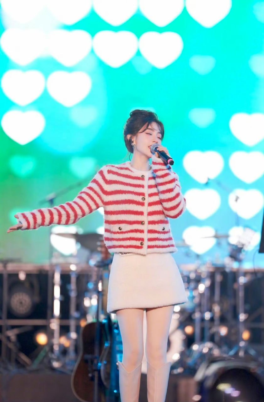 Sự hết thời của 1 ngôi sao: Streamer lấn sân ca sĩ kiếm 100 tỷ/năm, mở concert ế vé phải đi “thuê fan”- Ảnh 3.