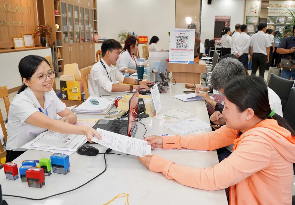 TP.HCM sẽ hỗ trợ 2 triệu đồng/tháng cho người làm việc tại bộ phận một cửa các cấp-can-bo-doi-du.jpg