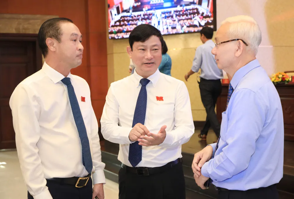 Đại biểu HĐND TP.HCM trao đổi trước kỳ họp. Ảnh: NGUYỆT NHI hdnd-tp.hcm-2.jpg