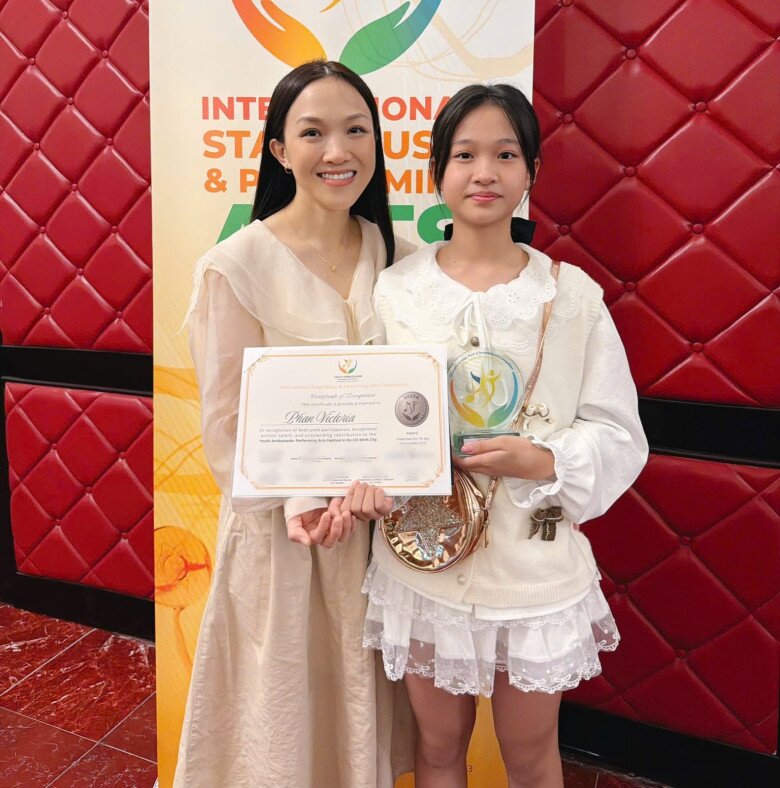 Phan Đinh Tùng tự hào khi ái nữ đoạt giải tại cuộc thi quốc tế, cô bé Noel được NSND Tự Long khen ngợi 2 Bà xã của Phan Đinh Tùng cũng có mặt để ủng hộ ái nữ.