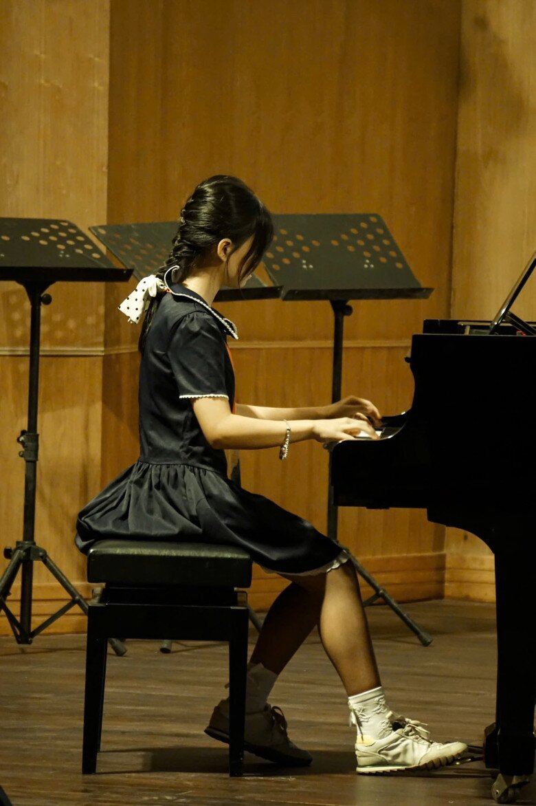 Phan Đinh Tùng tự hào khi ái nữ đoạt giải tại cuộc thi quốc tế, cô bé Noel được NSND Tự Long khen ngợi 3 Noel thể hiện sự tập trung khi trình diễn trên sân khấu.