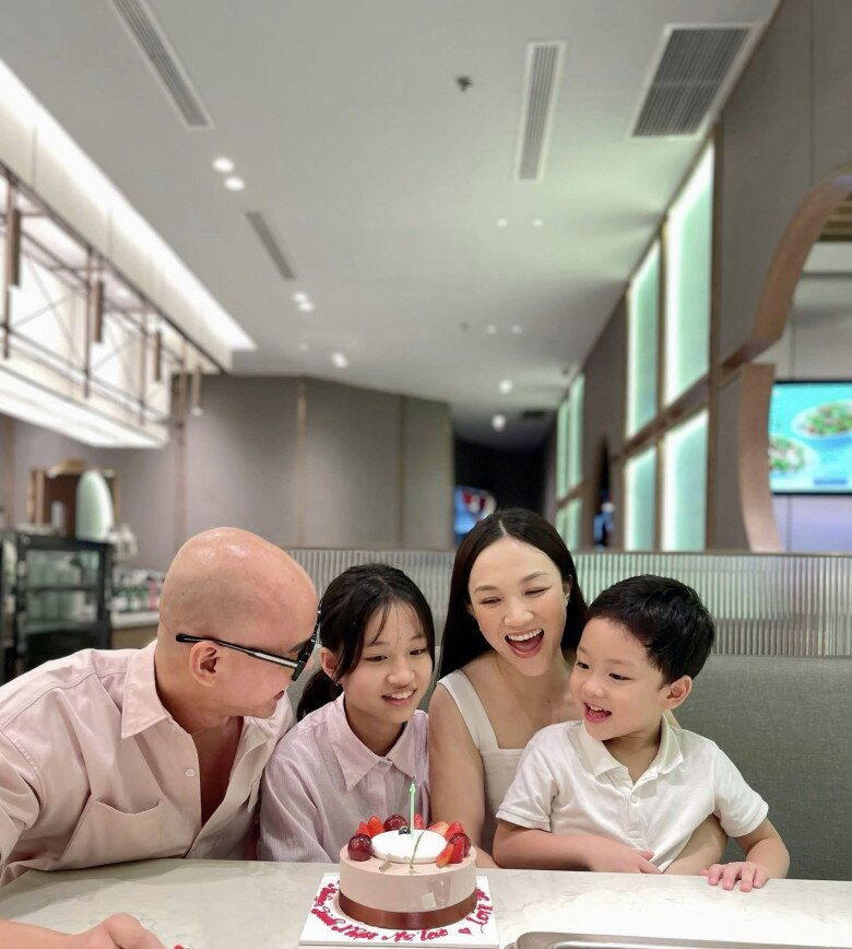 Phan Đinh Tùng tự hào khi ái nữ đoạt giải tại cuộc thi quốc tế, cô bé Noel được NSND Tự Long khen ngợi 6 Gia đình hạnh phúc đủ nếp, đủ tẻ của nam ca sĩ khiến nhiều người ngưỡng mộ.