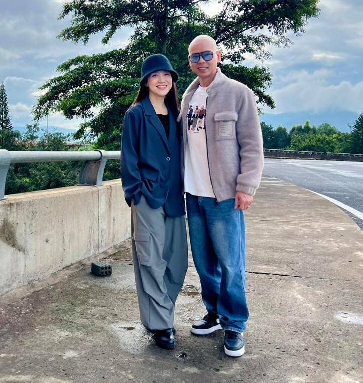 Phan Đinh Tùng tự hào khi ái nữ đoạt giải tại cuộc thi quốc tế, cô bé Noel được NSND Tự Long khen ngợi 7 Vợ chồng Phan Đinh Tùng rất đẹp đôi, không rõ khoảng cách tuổi tác.