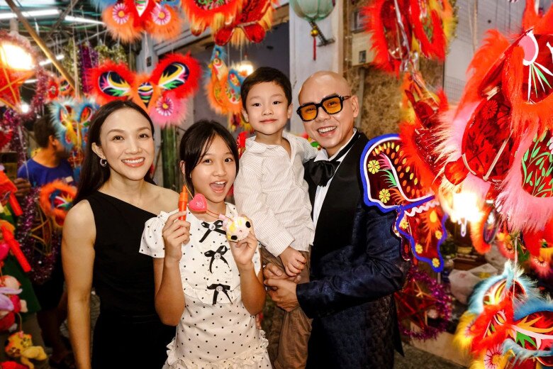 Phan Đinh Tùng tự hào khi ái nữ đoạt giải tại cuộc thi quốc tế, cô bé Noel được NSND Tự Long khen ngợi 9 Phan Đinh Tùng hạnh phúc vì ái nữ ngoan ngoãn, hiểu chuyện.