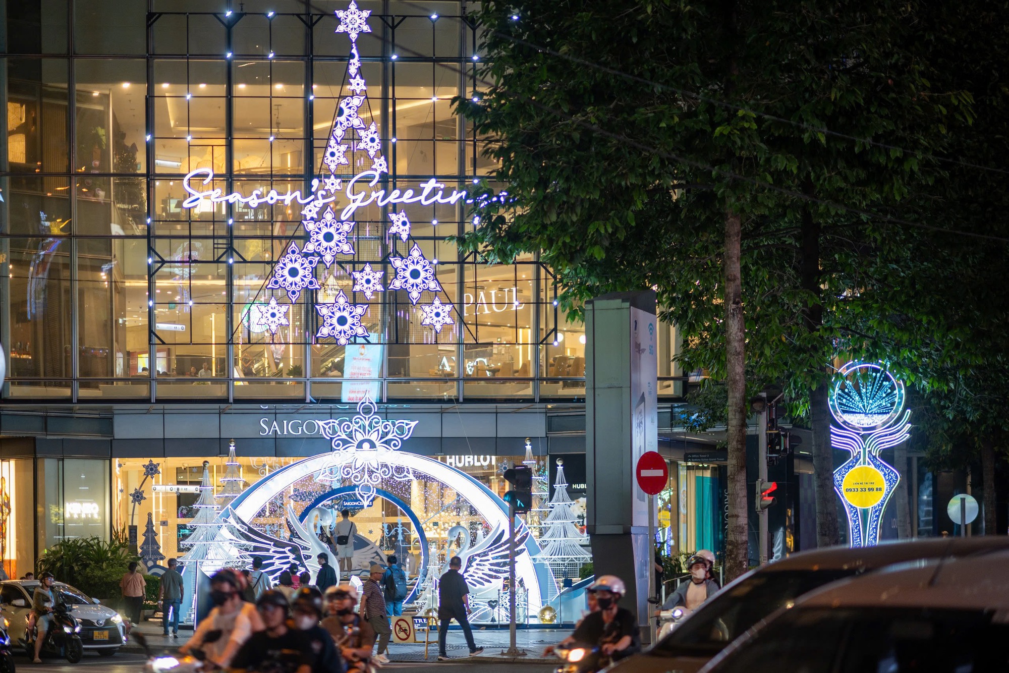 Thắp sáng mùa Giáng sinh trên thành phố mang tên Bác- Ảnh 3. Thắp sáng mùa Giáng sinh trên thành phố mang tên Bác- Ảnh 3.