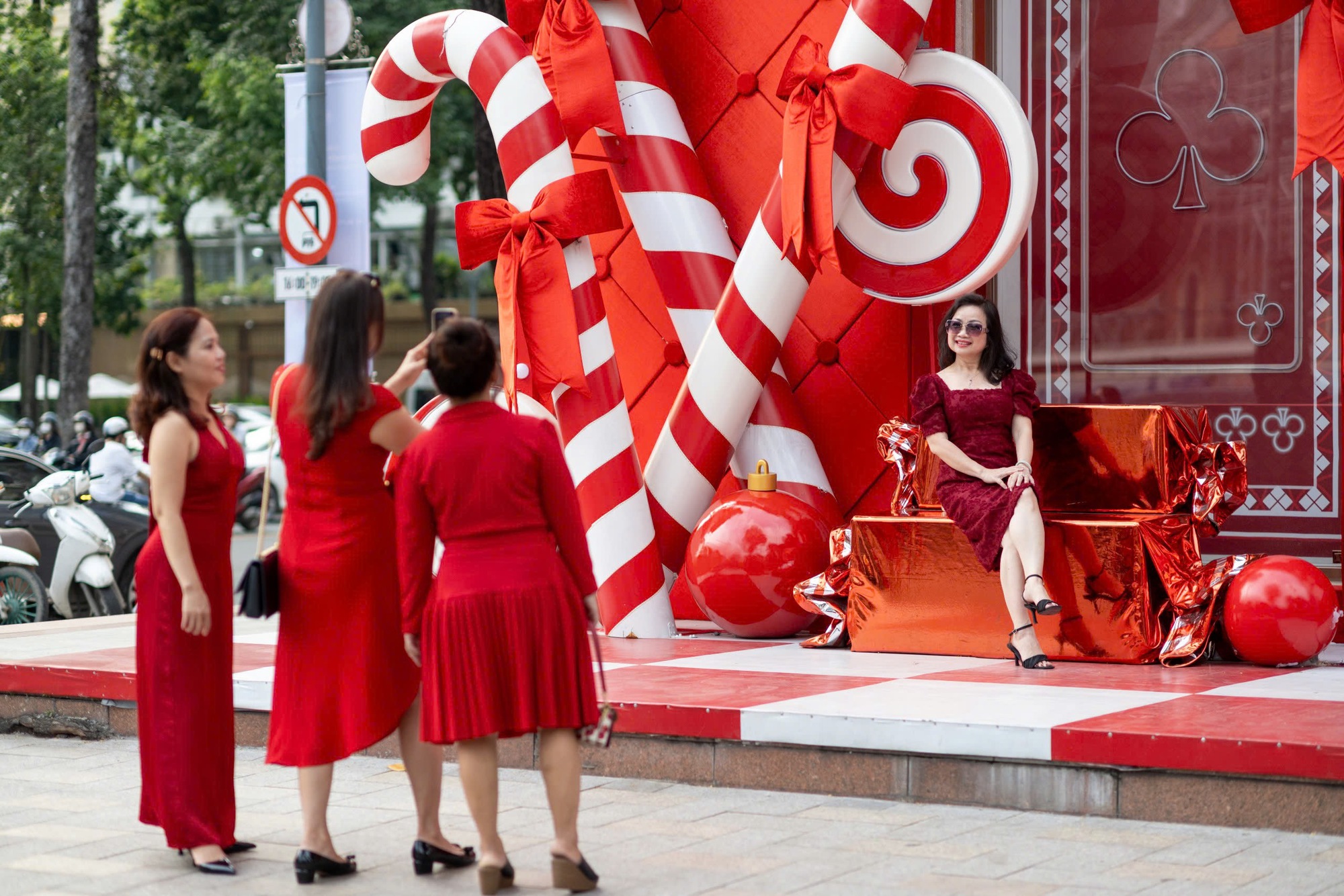 Thắp sáng mùa Giáng sinh trên thành phố mang tên Bác- Ảnh 5. Thắp sáng mùa Giáng sinh trên thành phố mang tên Bác- Ảnh 5.