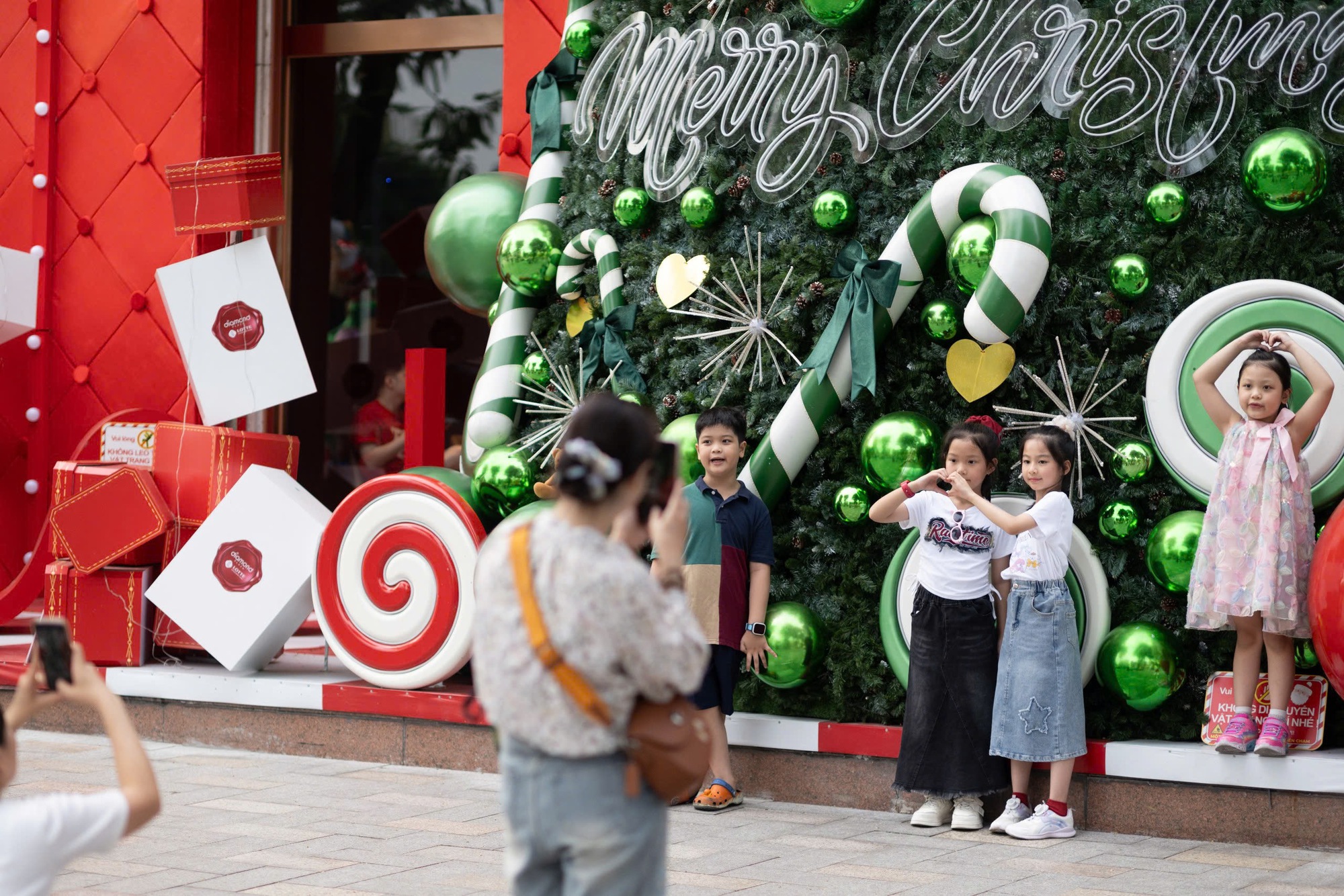 Thắp sáng mùa Giáng sinh trên thành phố mang tên Bác- Ảnh 6. Thắp sáng mùa Giáng sinh trên thành phố mang tên Bác- Ảnh 6.