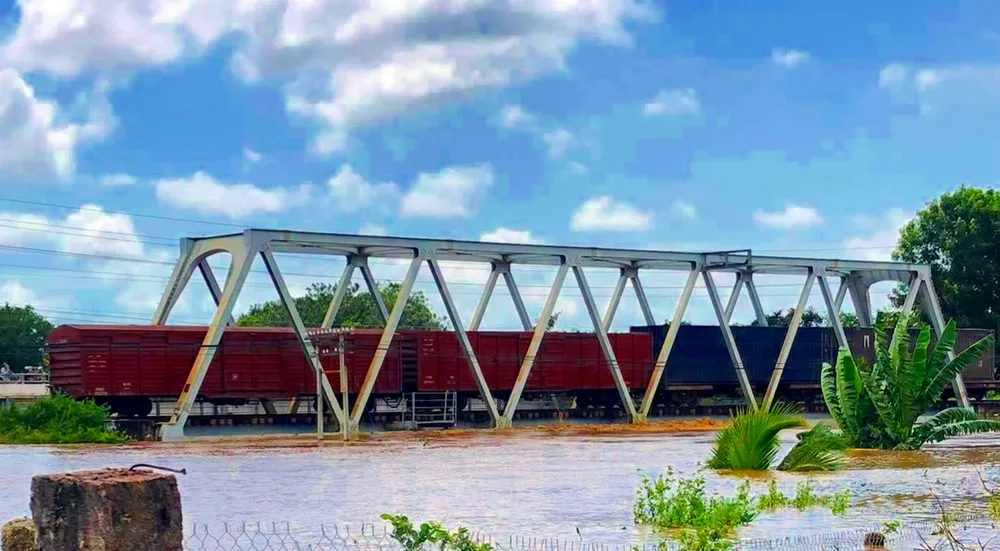 Cầu Móng đang oằn mình trước dòng lũ hung dữ trên sông Cái. cau-mong (2).jpg