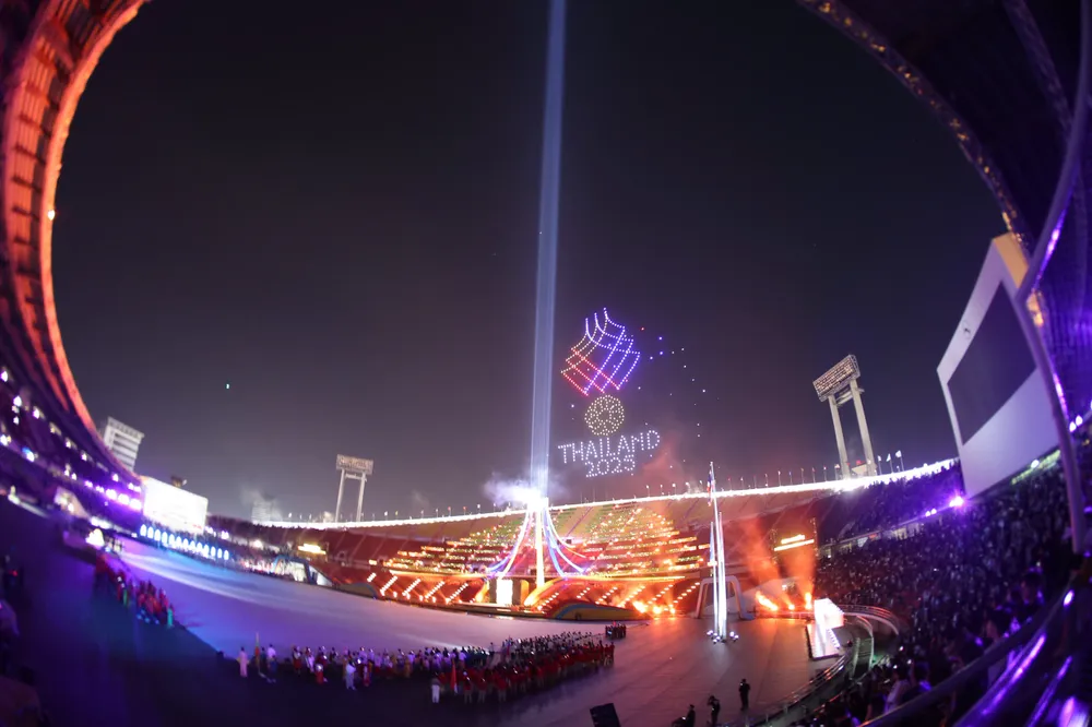Lễ khai mạc Đại hội Thể thao Đông Nam Á lần thứ 33 diễn ra trang trọng và ấm cúng. thai-lan-lai-pham-sai-lam-dang-tiec-ngay-trong-le-khai-mac-sea-games-33 (4).jpg
