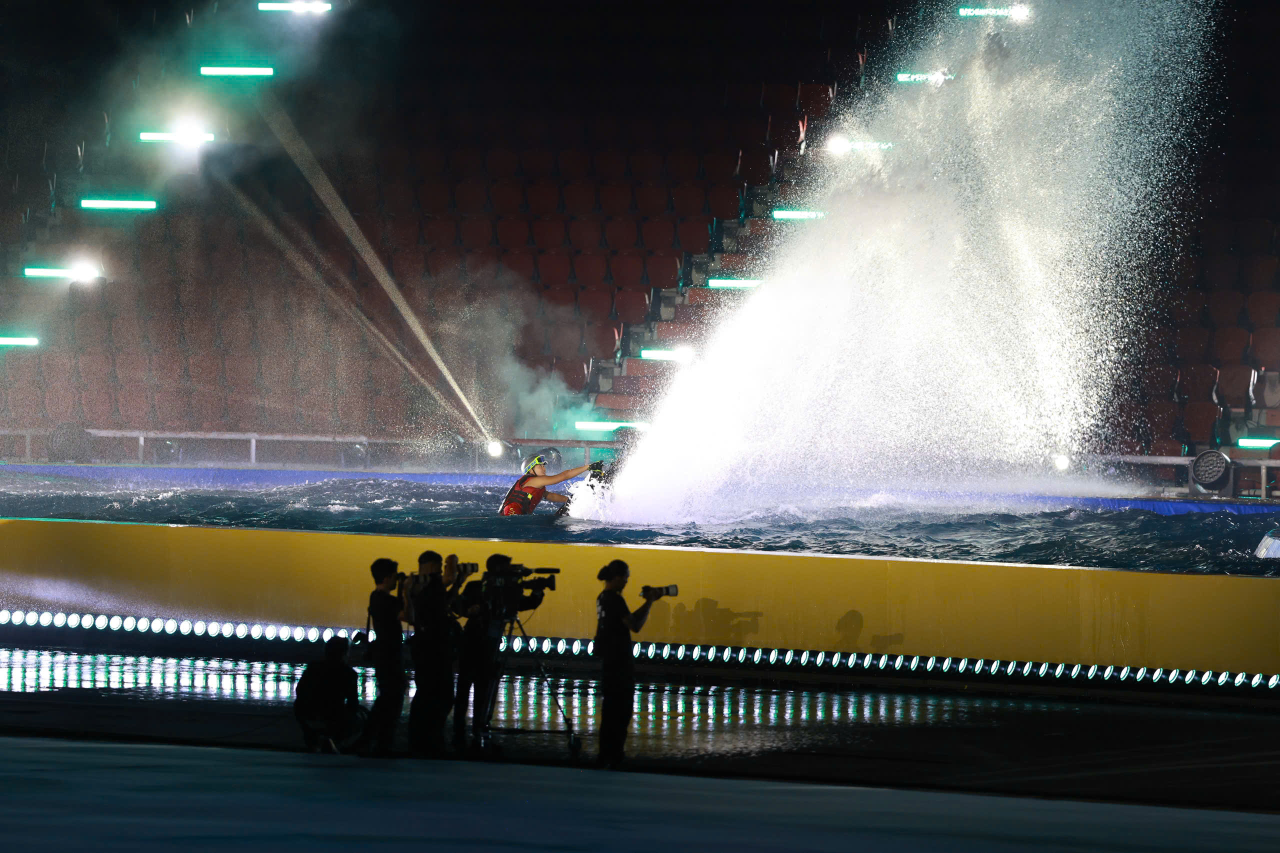 Khai mạc SEA Games 33: Lễ hội ánh sáng và sắc màu, màn biểu diễn mô tô nước bùng nổ- Ảnh 6.