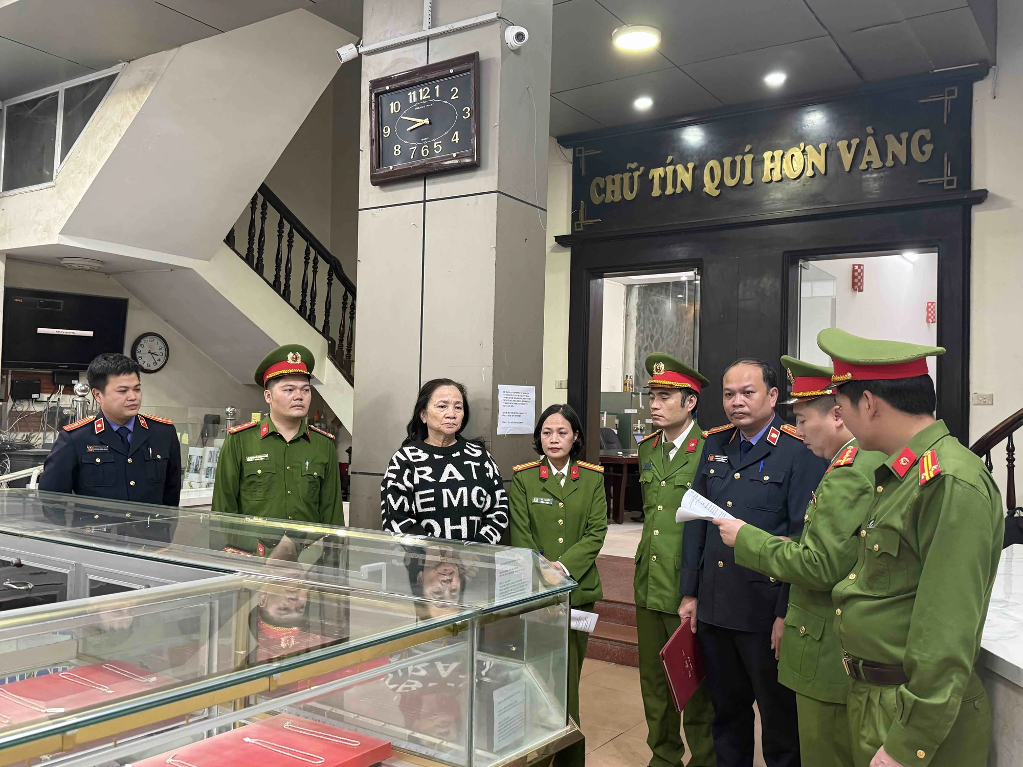 Vụ bắt vợ chồng chủ tiệm vàng Kim Chung: Doanh thu 5 năm tới 5.000 tỷ đồng nhưng chỉ nộp thuế 10 triệu/tháng đồng- Ảnh 2. Vụ bắt vợ chồng chủ tiệm vàng Kim Chung: Doanh thu 5 năm tới 5.000 tỷ đồng nhưng chỉ nộp thuế 10 triệu/tháng đồng- Ảnh 2.