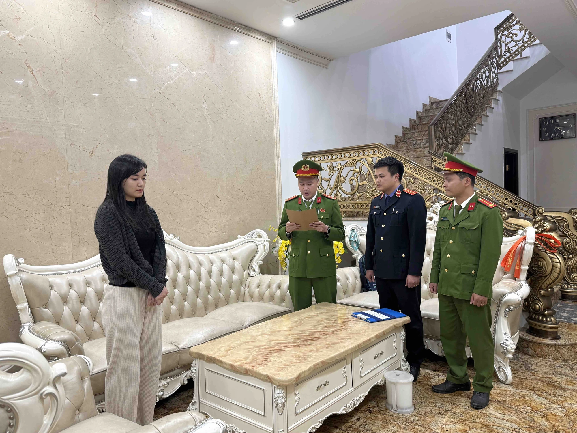 Vụ bắt vợ chồng chủ tiệm vàng Kim Chung: Doanh thu 5 năm tới 5.000 tỷ đồng nhưng chỉ nộp thuế 10 triệu/tháng đồng- Ảnh 3. Vụ bắt vợ chồng chủ tiệm vàng Kim Chung: Doanh thu 5 năm tới 5.000 tỷ đồng nhưng chỉ nộp thuế 10 triệu/tháng đồng- Ảnh 3.