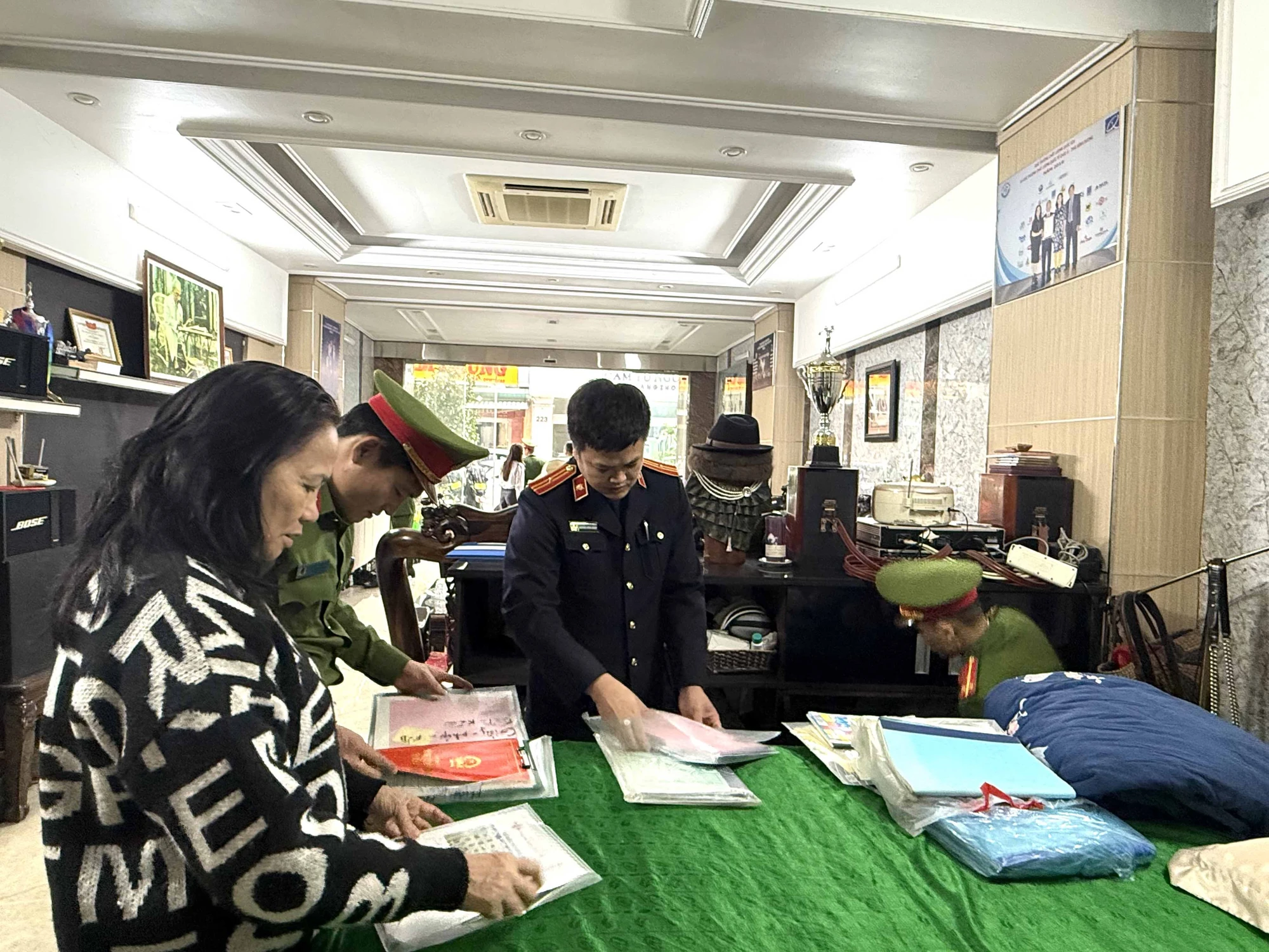 Vụ bắt vợ chồng chủ tiệm vàng Kim Chung: Doanh thu 5 năm tới 5.000 tỷ đồng nhưng chỉ nộp thuế 10 triệu/tháng đồng- Ảnh 4. Vụ bắt vợ chồng chủ tiệm vàng Kim Chung: Doanh thu 5 năm tới 5.000 tỷ đồng nhưng chỉ nộp thuế 10 triệu/tháng đồng- Ảnh 4.