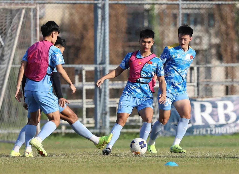 Lê Phát và các đồng đội đặt mục tiêu đánh bại Malaysia. ẢNH: VFF u-22-viet-nam.jpg