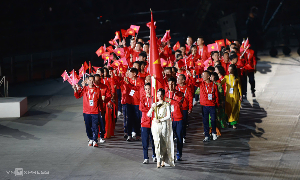 Đoàn Việt Nam diễu hành. Ảnh: Đức Đồng