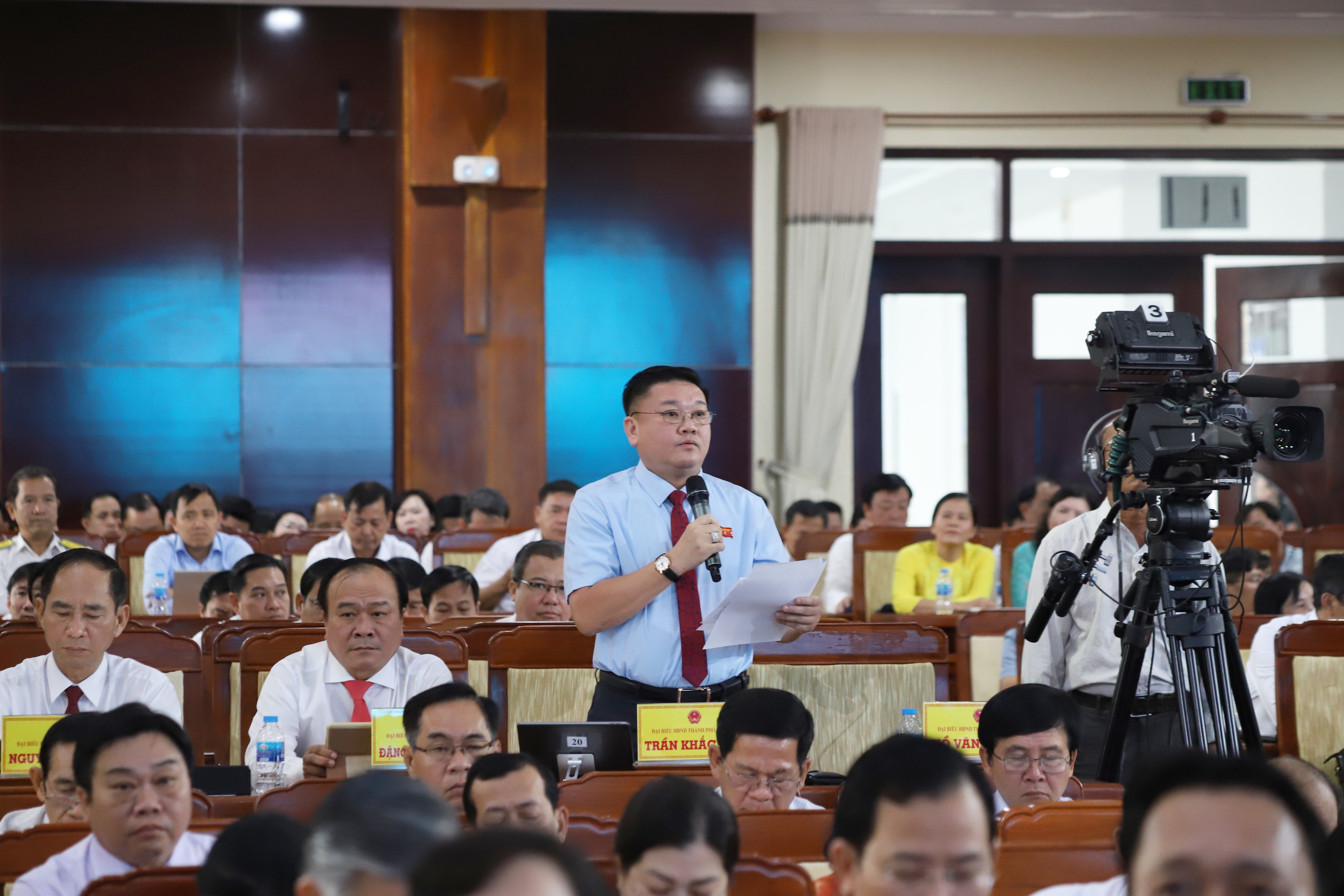 Đại biểu HĐND TP Cần Thơ chất vấn về tình trạng cán bộ xã 'vừa thừa, vừa thiếu' 2 Đại biểu HĐND TP Cần Thơ chất vấn về tình trạng cán bộ xã 'vừa thừa, vừa thiếu' - Ảnh 3.