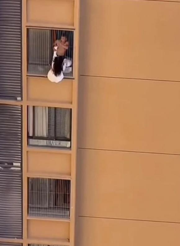trốn khỏi chung cư 2 chung cư, cô gái trèo chung cư, ngoại tình