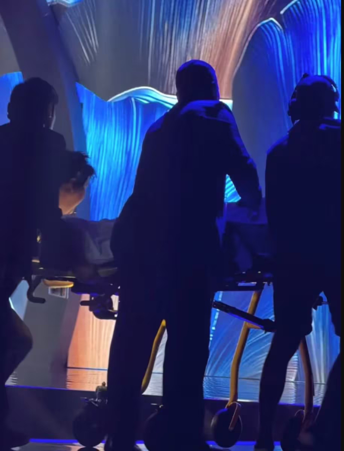 Hoa hậu Jamaica được cáng ra khỏi sân khấu và đưa đi cấp cứu sau cú ngã.