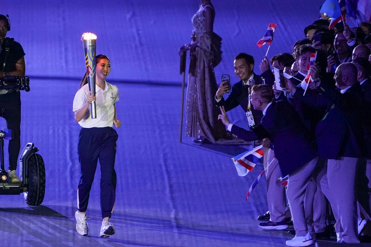 Đồng loạt vỗ tay khi nữ võ sĩ taekwondo đẳng cấp thế giới châm đuốc SEA Games 33 2 Đồng loạt vỗ tay khi nữ võ sĩ taekwondo đẳng cấp thế giới châm đuốc SEA Games 33 - Ảnh 2.