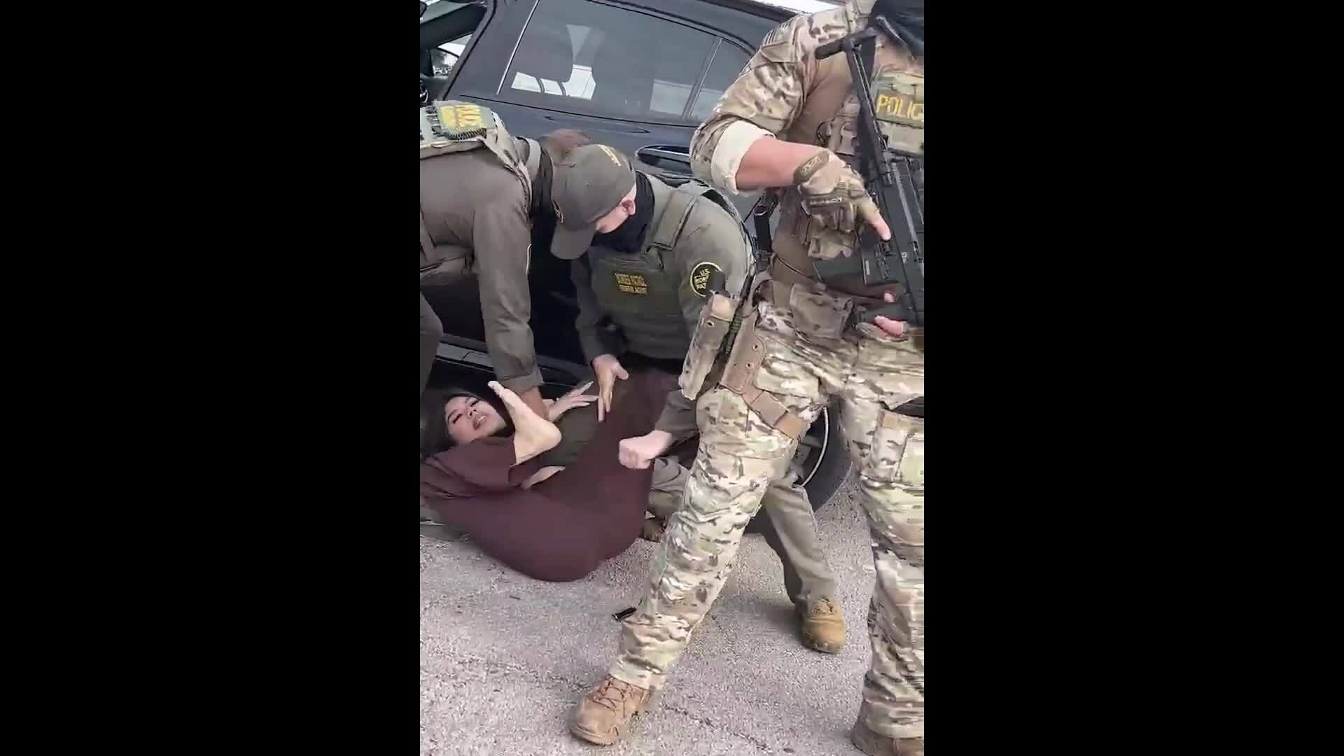 Đặc vụ nhập cư tông xe, khống chế một phụ nữ ở Chicago