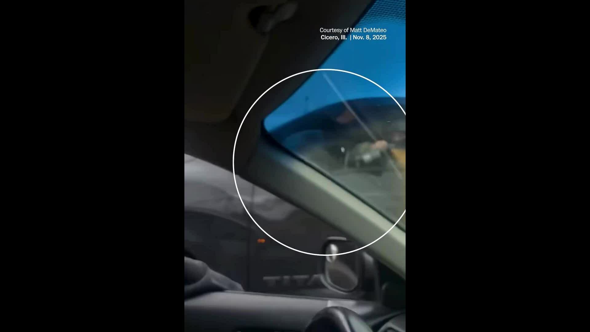 Đặc vụ nhập cư xịt hơi cay vào ôtô của gia đình có con nhỏ tại Chicago