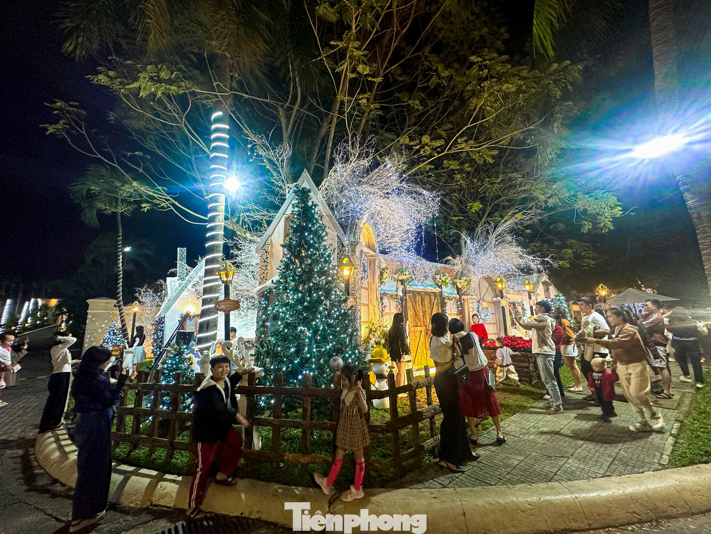Nhiều người háo hức "lên đồ" check-in Giáng sinh sớm 3 img src/upload/4-2025/images/2025-12-09/1765253169-tp-noelsom-17-width1390height927.jpg width660 /