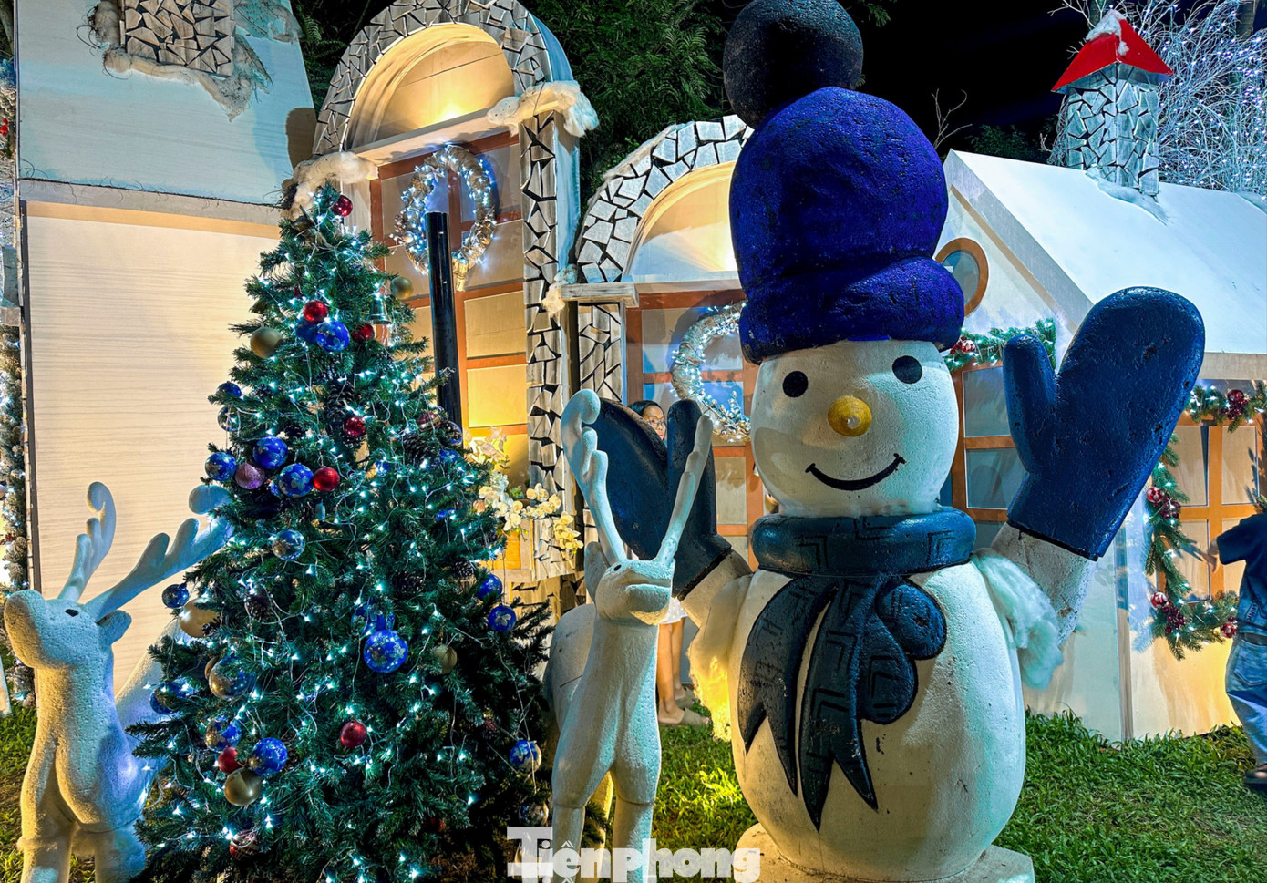 Nhiều người háo hức "lên đồ" check-in Giáng sinh sớm 5 Theo ghi nhận, trên tuyến đường Võ Nguyên Giáp (phường Ngũ Hành Sơn), các tiểu cảnh Giáng sinh được dựng lên từ sớm với cây thông, mô hình tuần lộc cùng ánh đèn lấp lánh thu hút nhiều người dừng lại chụp hình. Nhiều bạn trẻ cũng tranh thủ thời tiết đẹp, “lên đồ” từ sớm để ghi lại những khoảnh khắc lung linh nhất.