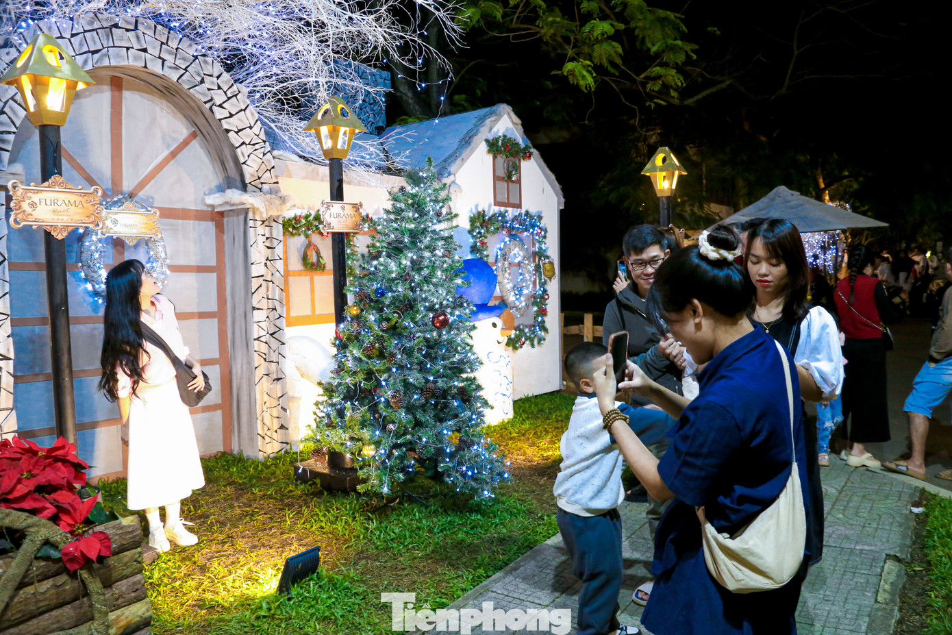 Nhiều người háo hức "lên đồ" check-in Giáng sinh sớm 7 Nhiều người háo hức amp;#34;lên đồamp;#34; check-in Giáng sinh sớm - 6