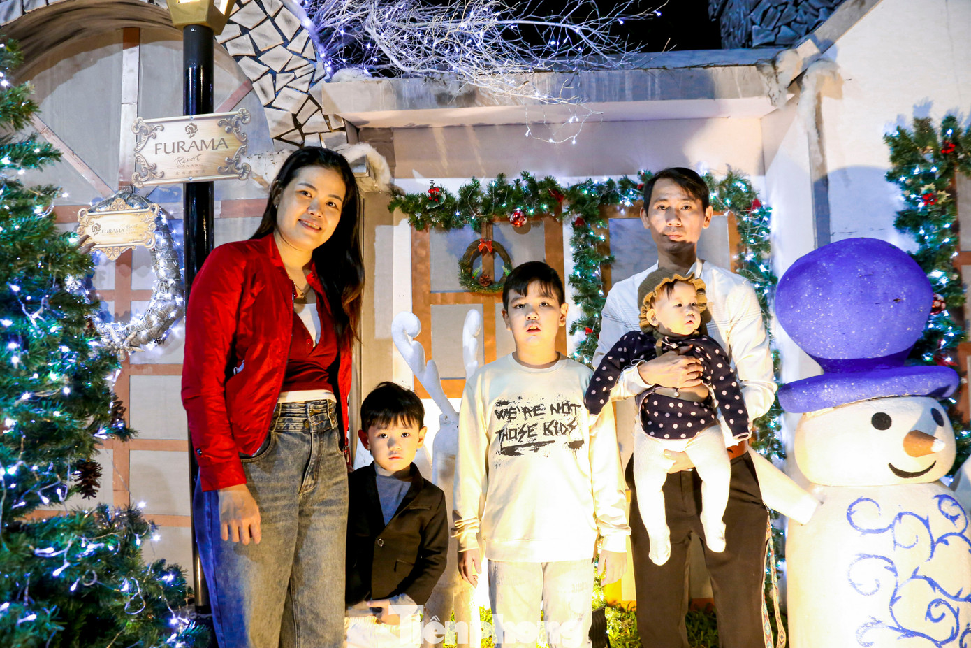 Nhiều người háo hức "lên đồ" check-in Giáng sinh sớm 9 Chị Nguyễn Huỳnh Thiên Hương (trú phường Hải Châu) cho biết năm nào gia đình chị cũng đến các điểm vui chơi ở đường Võ Nguyên Giáp để chụp hình, tận hưởng không khí Noel sớm. “Nhiều hoạt cảnh được dựng rất đẹp mắt, rực rỡ khiến ai đi ngang cũng phải nhìn. Tranh thủ thời tiết tạnh ráo, tôi chở các con ra đây vui chơi, chụp ảnh và đón không khí Giáng sinh trước khi đông đúc hơn”, chị Hương nói.