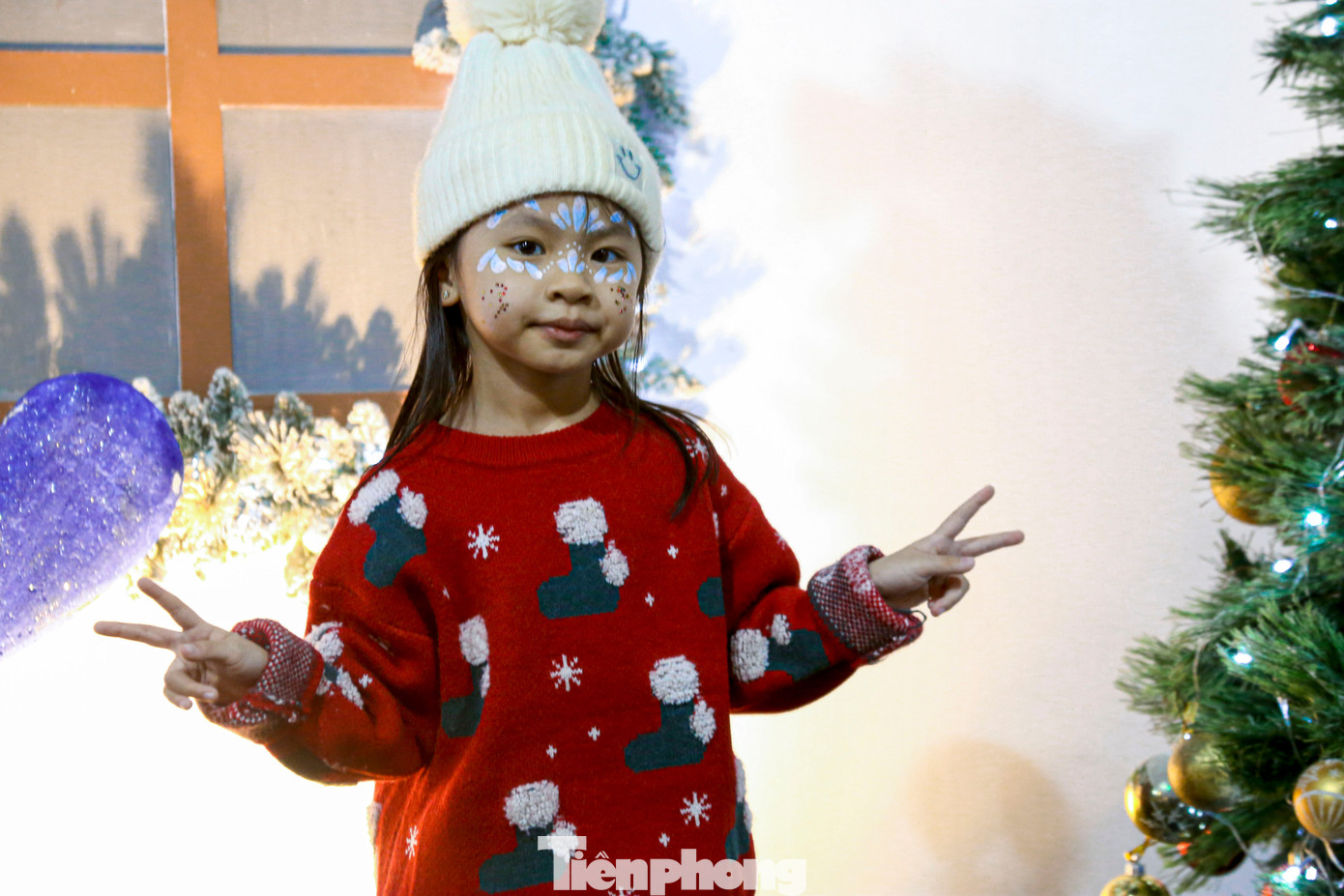 Nhiều người háo hức "lên đồ" check-in Giáng sinh sớm 12 Nhiều em nhỏ được gia đình đưa đến vui chơi, chụp hình cùng các tiểu cảnh Giáng sinh.