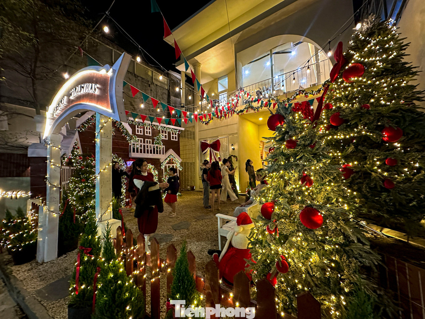 Nhiều người háo hức "lên đồ" check-in Giáng sinh sớm 13 Quán cà phê trên đường Nguyễn Tri Phương được trang trí rực rỡ, lung linh sắc màu. Việc thay đổi concept, bố trí các tông màu bắt mắt giúp quán thu hút đông đảo khách tìm đến check-in.