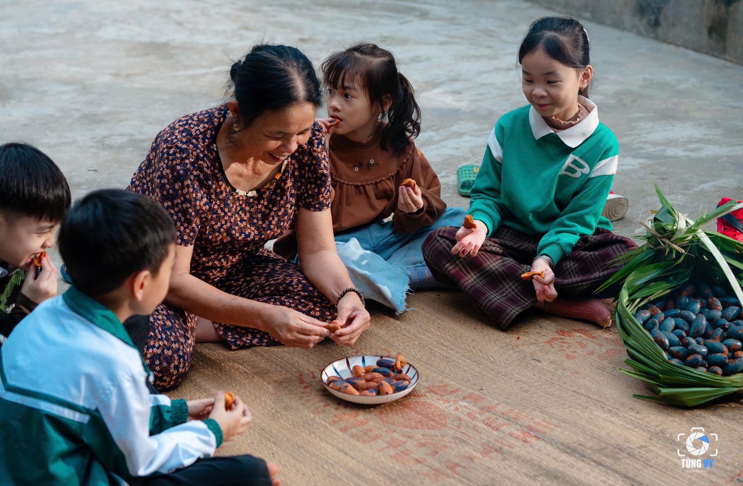 Thứ quả đen sì mọc đầy đồi núi Phú Thọ, đến mùa thành đặc sản gây nghiện - 9