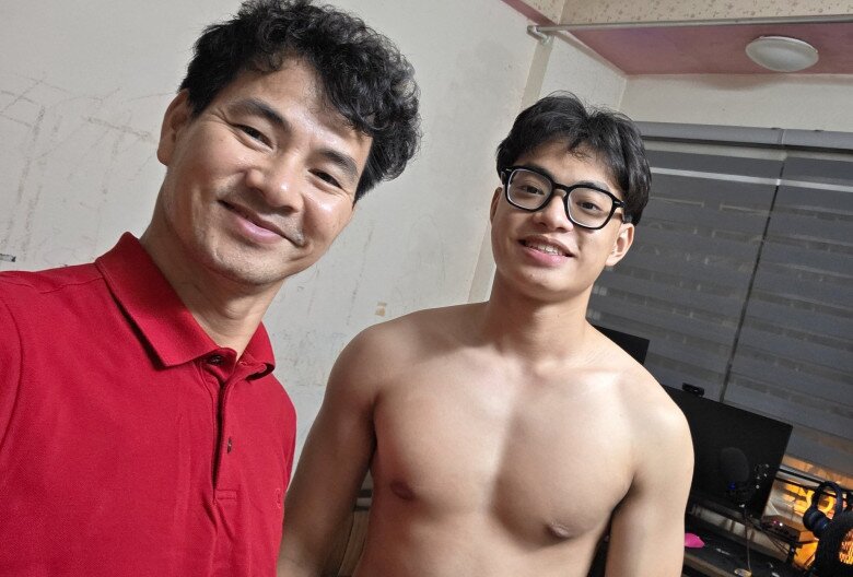 Con sao Việt đỗ 3 trường đại học: Quý tử của NSND Xuân Bắc chọn trường top, con gái cố nghệ sĩ Giang Còi chuẩn "học bá" 4 Khánh Minh được nhận xét là “bản sao” của NSND Xuân Bắc.