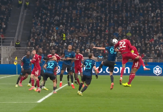 Tình huống trọng tài xác định Van Dijk đánh đầu chạm tay Ekitike nên không công nhận bàn của Konate. Ảnh: chụp màn hình