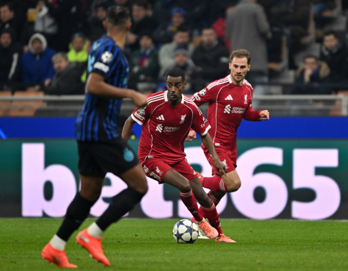 Alexander Isak tiếp tục thi đấu mờ nhạt, không dứt điểm trúng đích lần nào Ảnh: Liverpool FC